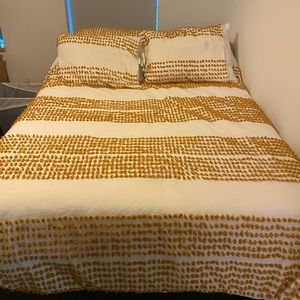 Full/Queen Comforter! Golden yellow & white!